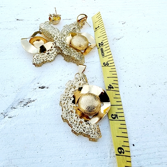 Avant-garde irregular hammered and filigree gold tone post earrings and pendant - Picture 5 of 5